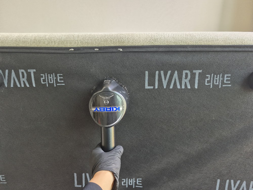 쇼파청소업체 건식 장비로 소파 뒤쪽 덮개 원단 흡입