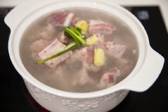 Sườn rửa sạch, để ráo và chặt miếng vừa ăn. Chế nước vào nồi, cho vài lát gừng vào cùng hành lá, rượu nấu ăn rồi thả sườn vào luộc sôi 2 - 3 phút. Đổ sườn ra rửa sạch lại dưới vòi nước, để ráo.