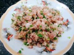Hành lá thái nhỏ, hành tím đập dập rồi băm nhỏ. Trứng gà đập ra bát, đánh tan. Thịt băm đem ướp với hành tím, hành lá, 1/2 thìa cà phê hạt nêm, 1/2 thìa cà phê bột ngọt, 1/2 thìa cà phê hạt tiêu, 1/2 thìa cà phê nước mắm, đảo đều, ướp trong khoảng 10 phút hoặc lâu hơn. Các bạn có thể để thịt trong tủ lạnh một lúc để thịt trở nên dẻo, sẽ dễ nặn hơn ở bước sau.