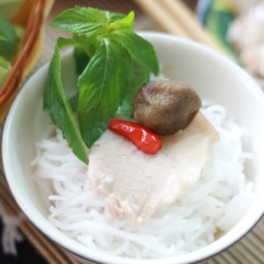 Lấy sấu kho ra chén, cắt lát thịt vừa ăn. Ăn bún kèm thịt, sấu kho và rau sống.