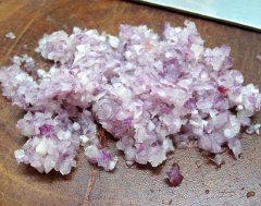 Ngâm nấm mèo (mộc nhĩ) vào nước cho nở đều. Rửa sạch nấm mèo, thái sợi ướp cùng 1 muỗng hạt nêm. Bóc vỏ hành tím, băm nhỏ.