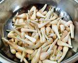 Gọt củ cải + cà rốt + su hào + đu đủ xanh. Cắt các loại củ thành sợi hoặc lát mỏng tùy ý rồi cho vô thau đổ vô 3 muỗng canh muối hột trộn đều lên 5 phút. Đem đi rửa cho thật sạch muối rồi đi phơi 3 ‐4 nắng. Ớt rửa sạch phơi nắng. Củ kiệu ngâm nước tro bếp 1 ngày rồi cắt gốc, phơi 1 nắng cho héo. Ướp với 50 gram đường 1 đêm.