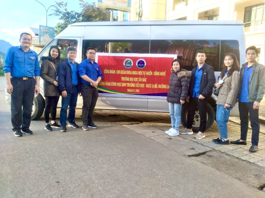 Công đoàn - Chi đoàn Giáo viên Cán bộ Khoa Khoa học Tự nhiên - Công nghệ trao tặng áo phao cứu sinh cho học sinh Trường TH, THCS Tạ Bú