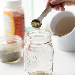 Cho bột tỏi, hạt nêm Ý, dầu olive, giấm, mật ong, muối, tiêu vào một cái lọ thuỷ tinh sạch và ráo, đậy nắp rồi lắc đều là hoàn thành.