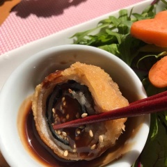 Cắt thịt thành từng khoanh tròn, cho ra đĩa. Chan đều nước sốt lên trên (thêm mè trắng rang tùy thích) và thưởng thức. Thịt cuộn boa rô ngon, ngọt mịn, thấm đậm gia vị. Cắn lớp ngoài bạn sẽ thấy được độ giòn tan, bên trong mềm mềm rất đã. Ăn kèm với sốt mặn ngọt thật khó có thể chối từ.