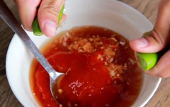 Làm sốt Thái: Cho hành tím, tỏi, sả, gừng thái lát vào cối, sau đó cho thêm 6 quả ớt sừng, 4 muỗng canh đường. Giã nhuyễn tất cả cho đến khi thành một hỗn hợp đặc sánh. Cho hỗn hợp ra dĩa, thêm 4 muỗng canh nước mắm, 4 muỗng canh tương ớt, vắt 4 quả chanh lấy nước cốt, 2 muỗng canh ớt bột, trộn đều.