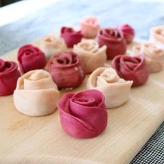 Làm lần lượt với phần bột còn lại. Để bánh nghỉ thêm 15 phút trong lúc đó đun sôi xửng đã có sẵn nước để hấp bánh. Hấp bánh từ 10-15 phút là bánh chín. Lấy ra dùng nóng.