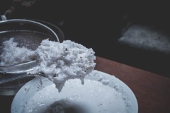 Cho nước sôi vào dừa nạo 1 lúc, vắt lấy phần nước cốt, sau đó cho thêm nước để lấy phần nước dão.