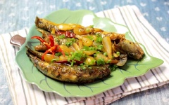 Gắp cá ra đĩa dùng làm món mặn ăn với cơm.