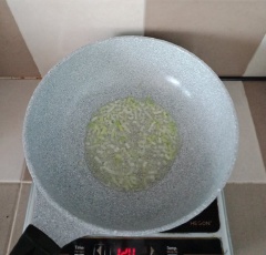 Cho 1 muỗng canh dầu thực vật vào chảo nóng phi hành boa rô, xào cà rốt trước rồi cho thêm ớt chuông vào xào cùng, sau đó cho cơm vào, xào đều cho cho cơm khô rồi cho gia vị muối, hạt nêm nấm hương, đường, tiêu xay cho vừa ăn. Hoàn tất.