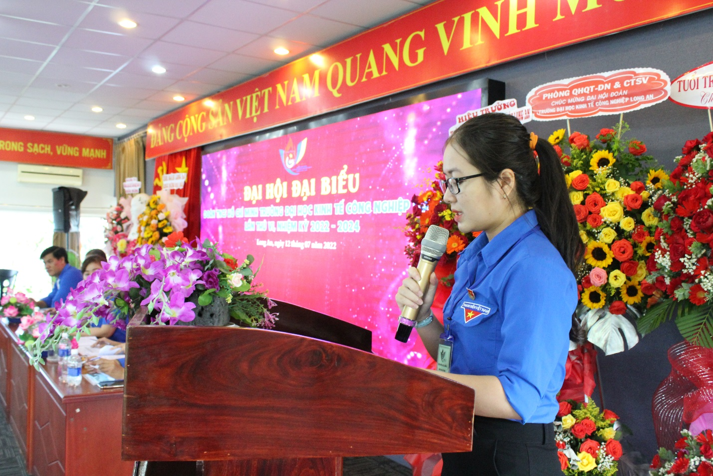 Đại biểu trình bày tham luận 