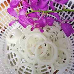 Cho bột mì ra tô, cho 1.5 muỗng cà phê bột nêm chay knorr vào trộn đều và cho nước vào ( canh nước cho vào từ từ thôi nhé, tránh bị đặc quá hay lỏng quá) khuấy đều sao cho sệt sệt là được. Để ủ bột trong tầm 15 phút cho bột nở.