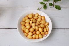 Lấy bánh quy sữa trứng ra khỏi lò nướng, đợi bánh nguội bớt là có thể dùng. Bảo quan bánh quy sữa trứng trong hũ có nắp đậy kín đặt nơi thoáng mát có thể dùng dần trong thời gian dài. Tốt nhất là nên bỏ vào một túi hút ẩm để bánh quy luôn giữ được độ giòn tan hấp dẫn nhé.