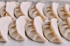 Làm sủi cảo: chuẩn bị sẵn vỏ bánh hoành thánh hoặc há cảo, lấy một miếng vỏ để vào lòng bàn tay, sau đó múc một lượng nhân vừa phải cho vào giữa rồi gắp lại, tạo hình theo sở thích của bạn nha. Cứ làm như vậy đến khi hết nguyên liệu nhân cùng vỏ. Chú ý không nên cho quá nhiều nhân sẽ khiến bánh dễ bị tét nha.