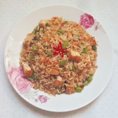 Món cơm chiên chay đã xong chỉ trong vài phút ngắn ngủi và hương vị thơm ngon không gì sánh bằng đâu nhé. Từng hạt cơm mềm dẻo được chiên lên giòn tan, hấp dẫn, hòa cùng với đậu que giòn ngọt, cà chua giàu vitamin kèm vị tươi mát. Và chắc chắn trong cơm chiên chay không thể thiếu được các miếng đậu hũ chiên vàng ươm, beo béo xen lẫn chút bùi bùi. Cơm chiên được chế biến đậm đà, ngon lành rất tuyệt để các mẹ làm vào bữa sáng cho cả nhà cùng thưởng thức, vừa cung cấp đủ chất vừa tạo nên món ăn sáng đơn giản, nhanh chóng để mọi người có đủ năng lượng cho hoạt động làm việc cả ngày dài đấy. Nhanh tay lưu lại cách làm cơm chiên chay này nhé.