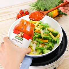Sau đó, cho 200gr sốt Bolognese San Remo vào, cuối cùng cho mì spagetti đã luộc vào trộn đều, rồi nhắc xuống. Cho mì Ý ra dĩa, rắc phô mai pamersan và ngò tây băm nhuyễn lên trên rồi thưởng thức khi còn nóng.