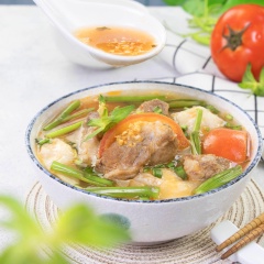 Múc canh ra tô, cho 1 muỗng cà phê dầu tỏi phi lên mặt, dùng nóng với cơm trắng. Vị chua cay từ cà chua và gói Gia vị nêm sẵn Lẩu Thái đậm đà, quyện cùng những miếng sườn chín mềm và rau muống, rau bắp cải giòn giòn. Một lựa chọn tuyệt vời cho những ai thích ăn canh chua cùng cơm nóng!