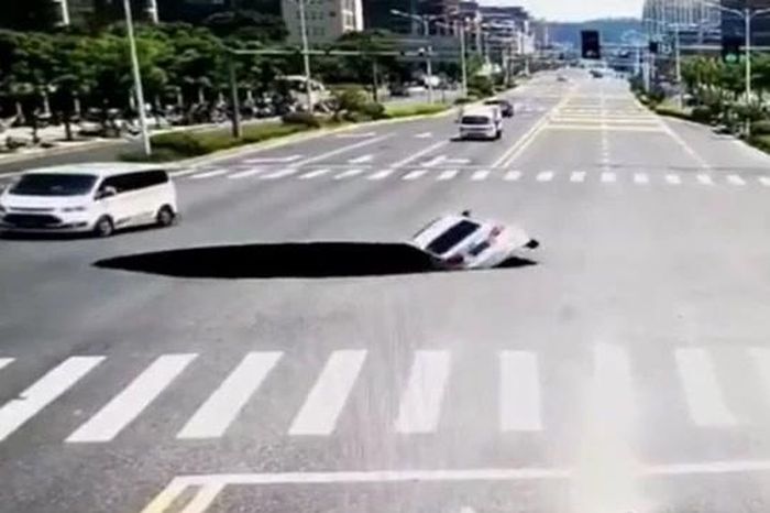 Ô tô đang chạy bất ngờ rơi thẳng xuống 'hố tử thần' giữa ngã tư - Tạp chí Doanh Nghiệp Việt Nam