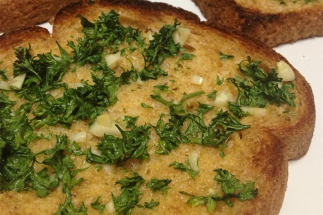 Bánh Mì Nướng Ngò Tỏi