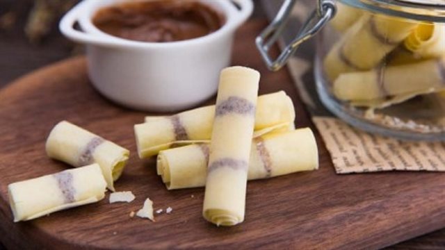 Bánh Tráng Bía Cuộn Dừa Sấy Và Sốt Hạt Dẻ