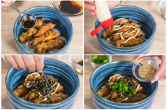 Hành lá cắt nhỏ. Làm nước sốt: cho 1 muỗng 1 canh nước tương, 1/2 muỗng canh dầu mè (có thể cho thêm dầu ớt nếu thích) vào chén, khuấy đều. Múc cơm ra tô, đặt thịt gà đã chiên lên, rưới nước sốt rồi thêm sốt mayonnaise, hành lá và rong biển cùng chút mè rang lên trên là xong rồi đó.