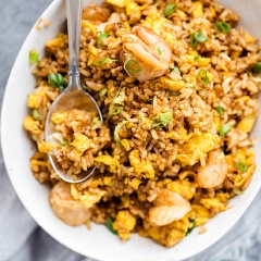 Cơm chiên tôm nước tương rất hấp dẫn với hương vị đậm đà, hạt cơm mềm thấm vị cùng thịt tôm dai dai và trứng thơm lừng rất thích hợp dùng cho bữa sáng đấy. Chị em nội trợ nhanh thêm vào sổ tay nấu nướng của mình món này nhé.