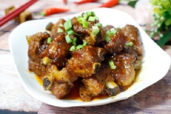 Sườn heo xào sốt chua ngọt một tuyệt chiêu cho bữa cơm gia đình thêm hấp dẫn. Thịt sườn béo, ngấm đều sốt chua chua, ngọt ngọt, mằn mặn rất là ngon cơm.