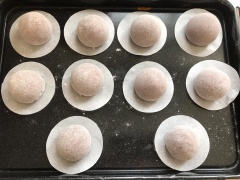 Sau khi bột đã lên men thì nhồi bột bánh bao sơ qua, chia bột bánh bao chay thành những phần nhỏ và đều nhau (khoảng 50g). Vê tròn các viên bánh bao. Xếp chúng vào khay có lót sẵn giấy nến. Đặt khay bánh bao vào lò hấp, để yên cho bột bánh bao gạo lứt mè đen tiếp tục nở khoảng 15 phút. Bật lò hấp bánh bao chay trong khoảng 20 phút là được.