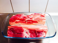 Chuẩn bị nguyên liệu. 3kg thịt ba chỉ có thể chia ra thành 2 miếng mỗi miếng là 1,5 kg, hoặc 3 miếng mỗi miếng là 1 kg, rửa sạch rồi để cho khô ráo, sau đó cho những miếng thịt vào khay lớn. Hành hương bóp nhuyễn bỏ vào tô lớn, rồi cho hết tất cả gia vị vào chung trộn đều.