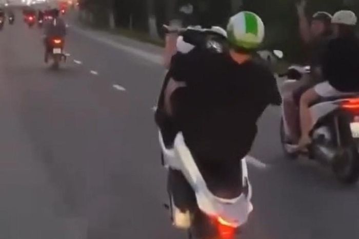 Công an xác minh clip người đàn ông nước ngoài 'bốc đầu' xe máy trên đường - Báo VietnamNet