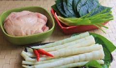 Măng luộc chín tới, vớt ra để ráo. Lá lốt rửa sạch cắt sợi, hành cắt phần đầu trắng và lá xanh để riêng. Ớt cắt nhỏ.