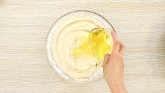 Trộn đậu với 160gr đường, 60gr bột nếp, 30gr bột bắp, 50gr dầu ăn. Chia làm 2 phần, trộn màu trắng và màu tím vào mỗi phần, sau đó cho mỗi phần vào chảo sên đến khi khô.