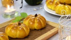 Bánh bí đỏ khi nướng xong phết một ít bơ để bánh được mềm và thơm. Nên dùng bánh trong ngày, nếu không dùng hết có thể cho vào túi ni lông đậy kín và dùng trong 2 ngày. Công thức làm bánh bí đỏ nướng này có vị thơm của bơ sữa và vị ngọt thanh tự nhiên cực kỳ hấp dẫn, đảm bảo các bé yêu nhà bạn sẽ thích mê cho xem!
