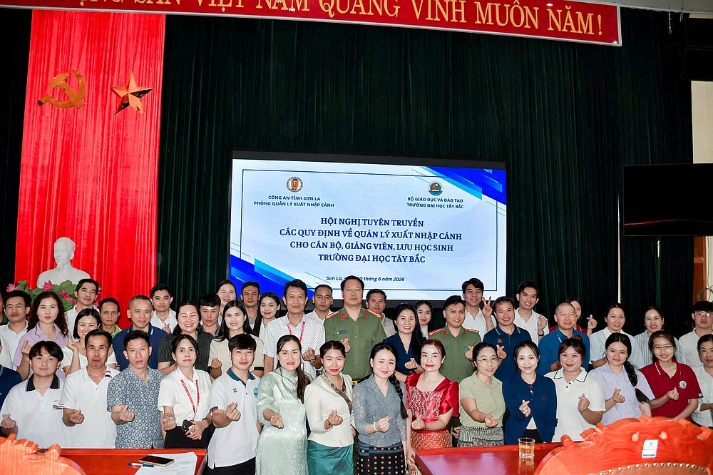 Trường Đại học Tây Bắc phối hợp với Phòng Quản lý Xuất nhập cảnh, Công an tỉnh Sơn La tổ chức Hội nghị tuyên truyền các quy định về quản lý xuất nhập cảnh