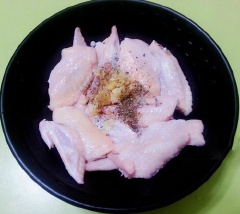 Cánh gà chặt thành 2-3 đốt, thấm cho khô rồi ướp cánh gà với 1 muỗng cà phê hạt nêm, 1/3 muỗng cà phê tiêu và 2 muỗng cà phê tỏi băm trộn đều lên ướp khoảng 1 tiếng.