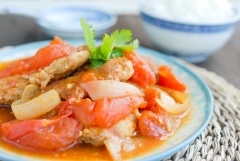 Thịt heo xào sốt cà chua khá lạ miệng và ngon khi thịt thấm đều vị nước sốt chua chua hấp dẫn này đấy. Bạn có thể làm món này cho bữa cơm tối của cả nhà để tăng thêm phần ngon miệng nha.