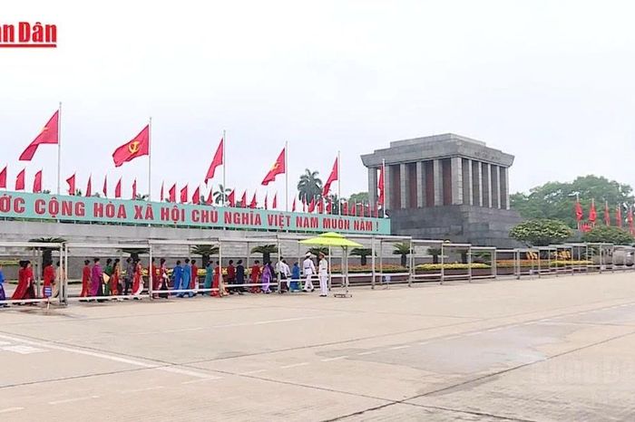 [Video] Hơn 20.000 người vào Lăng viếng Chủ tịch Hồ Chí Minh sáng 30/4 - Báo Nhân Dân