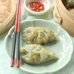 Sủi cảo là món ăn truyền thống của người Trung Hoa, nhưng cũng khá phổ biến ở Việt Nam. Ở các siêu thị, có thể dễ dàng tìm mua vỏ bánh để làm sủi cảo, phần nhân có thể tùy ý chế biến, kết hợp (nhân rau, nhân thịt, tôm...). Món sủi cảo hấp sau đây có vị hơi khác lạ một chút, bởi phần vỏ bánh có thêm màu và vị của rau chân vịt, phần nhân chủ yếu là rau củ nên khá dễ ăn.