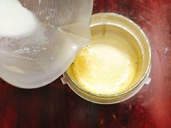 Hâm nóng già 240ml sữa tươi rồi cho cùng vào máy xay sinh tố, thêm 1 muỗng cà phê tinh chất vavi, 2 muỗng canh rượu Rum rồi xay thêm vài lần cho hỗn hợp đồng nhất và nổi bọt. Cuối cùng, cho 100ml kem sữa tươi vào cùng và xay thêm 2-3 vòng nữa là được.