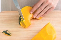 Bí đỏ gọt vỏ, bỏ hạt, cắt thành miếng nhỏ. Sau đó, xếp bí đỏ lên khay nướng, cho vào lò, nướng khoảng 20 phút ở nhiệt độ 170 độ C. Lấy bí đỏ ra, nghiền nhuyễn.