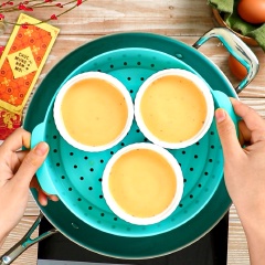 Sau đó, lược trứng qua ray vào chén để khi hấp trứng được mịn không bị rỗ, rồi cho vào xửng hấp, hấp lửa vừa trong vòng 10 phút.