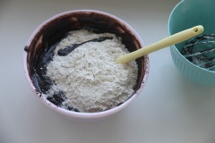 Sau đó thêm bột mì vào hỗn hợp bơ-chocolate. Trộn nhẹ nhàng cho các nguyên liệu hòa quyện, đừng trộn kĩ quá nhé!