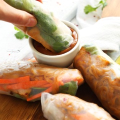 Dọn Pad Thái cuốn chấm kèm sốt đậu phộng, ớt băm. Món này khá thích hợp trong những ngày nóng bởi rất dễ ăn. Bạn có thể làm món ăn này vào dịp cuối tuần cho cả nhà thưởng thức nhé.