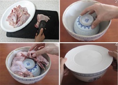 Dùng búa đập thịt, đập dập thịt gà và xương gà cho mềm. Đặt úp một chén sứ nhỏ vào trong tô sứ to. Xếp thịt gà đã đập dập vào tô. Sau đó dùng đĩa đậy tô lại.