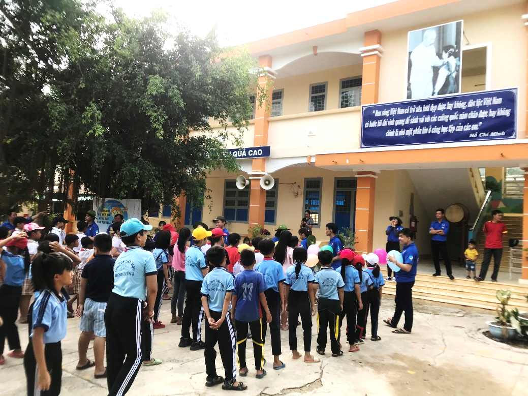 Giao lưu cùng các bạn nhỏ Trường Tiểu học