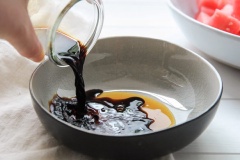 Dưa hấu gọt vỏ, cắt thành miếng nhỏ vừa ăn cho vào dĩa sâu lòng. Cho 2 muỗng canh giấm Balsamic, 2 muỗng canh mật ong rồi khuấy đều. Rưới hỗn hợp nước sốt này lên dưa hấy và trộn nhẹ nhàng để tránh làm nát dưa hấu.