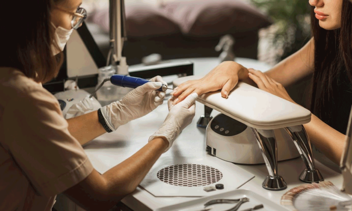 Europa prohíbe un químico clave en esmaltes de uñas en gel: Impacto en la industria de la belleza