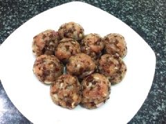 Thịt băm sau khi ngấm gia vị, bạn đem vo tròn thành từng viên nhỏ để tiện cho bước gói bánh ở sau. Khoai tây sau khi nguội, bạn đem nghiền nhuyễn như thế này!
