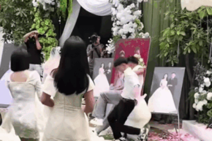 Nhảy lên giật hoa cưới, 2 thanh niên có hành động khó đỡ với cô gái khiến dân mạng lắc đầu: 'Còn ế dài' - Tạp chí SaoStar