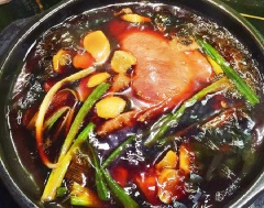 Thêm vào 4 muỗng canh nước tương, 1 muỗng canh hắc xì dầu, sau đó đổ ngập rượu, cho hoa hồi, thanh quế và tiêu, đường vào đun to lửa trong 30 phút. Sau đó, đun nhỏ lửa thêm 1 giờ 30 phút. Cho trứng cút luộc đã bóc vỏ vào trước khi tắt nồi khoảng 30 phút.